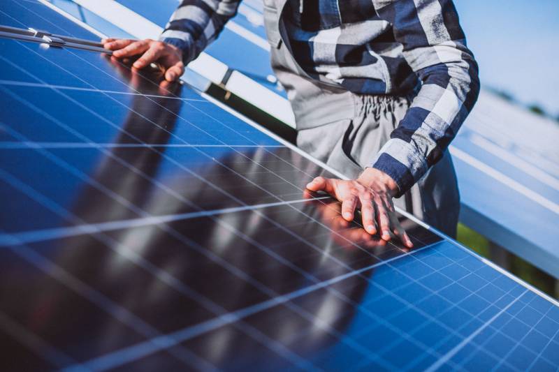 Entretenir une installation de panneaux solaires photovoltaïques dans une maison à Saint-Genis-Laval près de Lyon