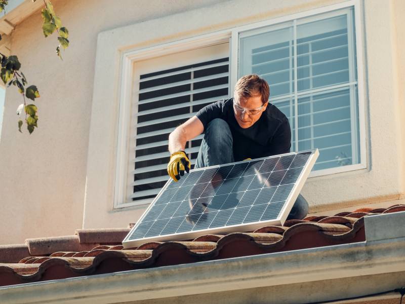 L'entretien régulier de ses panneaux photovoltaïques dans sa maison à Lyon Ouest